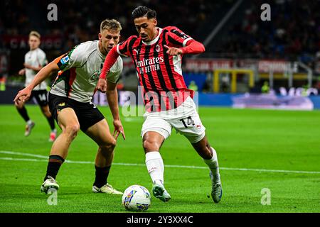 Tijani Reijnders, le milieu de terrain hollandais #14 de l'AC Milan, contrôle le ballon lors du match de football italien Serie A entre l'AC Milan et Venezia au stade San Siro de Milan, Italie, le 14 septembre 2024 crédit : Piero Cruciatti/Alamy Live News Banque D'Images