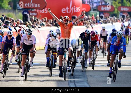 Hasselt, Belgique. 15 septembre 2024. Dutch Puck Langenbarg photographiée à la ligne d'arrivée de la Junior Road Race féminine au Championnat d'Europe 2024, à Hasselt, dimanche 15 septembre 2024. Les Championnats d'Europe sur route 2024 de l'UEC se dérouleront du 11 au 15 septembre à Limbourg, en Belgique. BELGA PHOTO DIRK WAEM crédit : Belga News Agency/Alamy Live News Banque D'Images