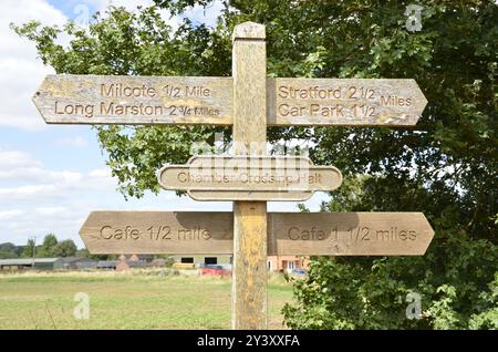 Un panneau sur la Milcote Greenway, une piste cyclable sur l'ancienne ligne du Great Western Railway à Stratford upon Avon dans le Warwickshire Banque D'Images