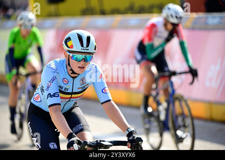 Hasselt, Belgique. 15 septembre 2024. La belge Heremans Ella photographiée à la fin de la Junior Road Race féminine au Championnat d'Europe 2024, à Hasselt, dimanche 15 septembre 2024. Les Championnats d'Europe sur route 2024 de l'UEC se dérouleront du 11 au 15 septembre à Limbourg, en Belgique. BELGA PHOTO DIRK WAEM crédit : Belga News Agency/Alamy Live News Banque D'Images