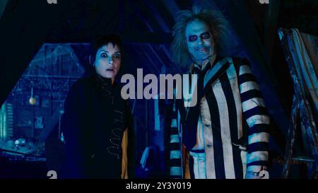 WINONA RYDER et MICHAEL KEATON dans BEETLEJUICE BEETLEJUICE (2024), réalisé par TIM BURTON. Crédit : Warner Bros / Plan B Entertainment / Tim Burton Productions / album Banque D'Images