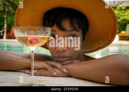 NAOMI ACKIE dans BLINK TWICE (2024), réalisé par ZOE KRAVITZ. Crédit : Free Association / Bruce Cohen Productions / album Banque D'Images