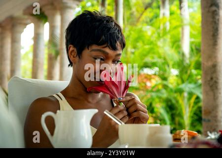 NAOMI ACKIE dans BLINK TWICE (2024), réalisé par ZOE KRAVITZ. Crédit : Free Association / Bruce Cohen Productions / album Banque D'Images