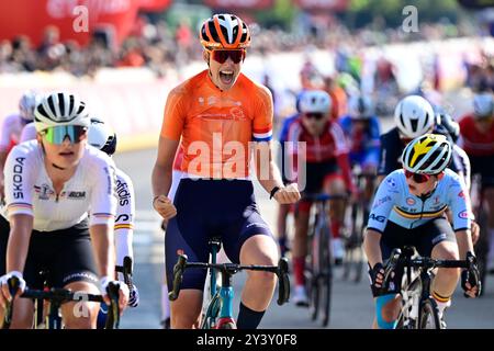 Hasselt, Belgique. 15 septembre 2024. Dutch Puck Langenbarg photographiée à la ligne d'arrivée de la Junior Road Race féminine au Championnat d'Europe 2024, à Hasselt, dimanche 15 septembre 2024. Les Championnats d'Europe sur route 2024 de l'UEC se dérouleront du 11 au 15 septembre à Limbourg, en Belgique. BELGA PHOTO DIRK WAEM crédit : Belga News Agency/Alamy Live News Banque D'Images