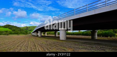 Le nouveau pont Dyfi (Dovey Bridge), ouvert au printemps 2024, regarde vers le nord depuis Machynlleth Banque D'Images