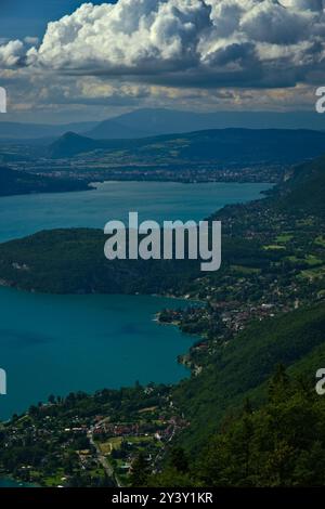 Vue aérienne sur le magnifique lac bleu-vert d'Annecy au cœur des Alpes françaises. Banque D'Images