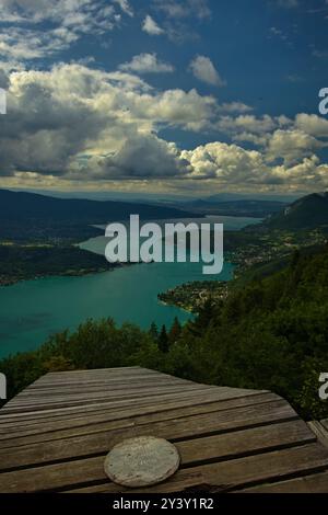 Vue aérienne sur le magnifique lac bleu-vert d'Annecy au cœur des Alpes françaises. Banque D'Images