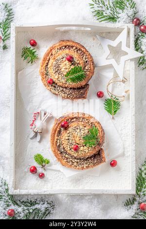 Levure de cannelle maison et chaude comme dessert de noël. En-cas de Noël. Banque D'Images