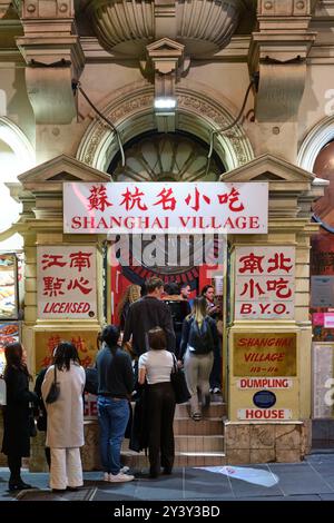 Des gens faisant la queue un vendredi soir devant Shanghai Village Dumpling House dans Little Bourke Street à Chinatown, Melbourne CBD, Victoria, Australie. Banque D'Images