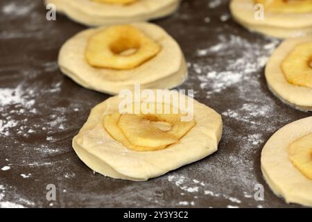La pomme sonne sur une planche avant la cuisson Banque D'Images