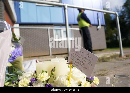 Hommages floraux à Leabank à Luton, Bedfordshire, où trois personnes, soupçonnées d'être Juliana Prosper, 48 ans, Kyle Prosper, 16 ans, et Giselle Prosper, 13, bien que l'identification officielle n'ait pas encore eu lieu, ont été retrouvés morts dans un appartement à Leabank, au large de Wauluds Bank Drive, vers 5h30 vendredi. Nicholas Prosper, 18 ans, de Leabank, Luton, a été accusé des meurtres de la femme et les deux adolescents de la police du Bedfordshire ont déclaré. Date de la photo : dimanche 15 septembre 2024. Banque D'Images