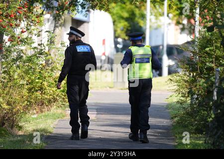 Policiers à Leabank, Luton, Bedfordshire, où trois personnes, soupçonnées d'être Juliana Prosper, 48 ans, Kyle Prosper, 16 ans, et Giselle Prosper, 13, bien que l'identification officielle n'ait pas encore eu lieu, ont été retrouvés morts dans un appartement à Leabank, au large de Wauluds Bank Drive, vers 5h30 vendredi. Nicholas Prosper, 18 ans, de Leabank, Luton, a été accusé des meurtres de la femme et les deux adolescents de la police du Bedfordshire ont déclaré. Date de la photo : dimanche 15 septembre 2024. Banque D'Images