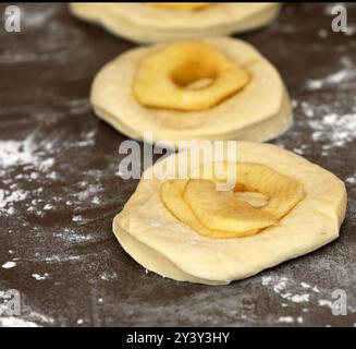 La pomme sonne sur une planche avant la cuisson Banque D'Images