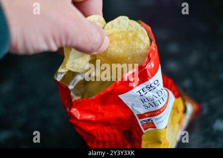 Chips salées prêtes à l'emploi Tesco Banque D'Images