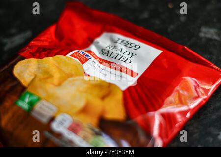 Chips salées prêtes à l'emploi Tesco Banque D'Images