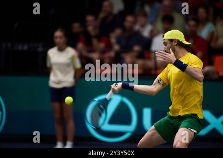 Jordan Thompson, de l'équipe australienne, en action contre l'équipe espagnole Pablo Carreno Busta lors de la finale de la Coupe Davis, le 15 septembre, Banque D'Images