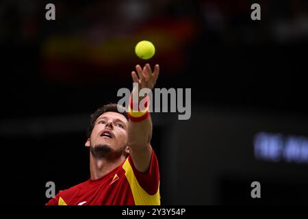 Pablo Carreno Busta, d’Espagne, en action contre l’équipe Jordan Thompson, d’Australie, lors du match en simple du Groupe B final de la Coupe Davis, le 15 septembre, Banque D'Images