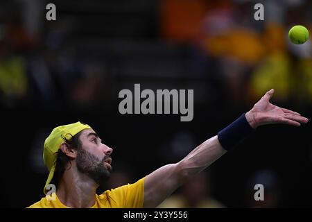 Jordan Thompson, de l'équipe australienne, en action contre l'équipe espagnole Pablo Carreno Busta lors de la finale de la Coupe Davis, le 15 septembre, Banque D'Images