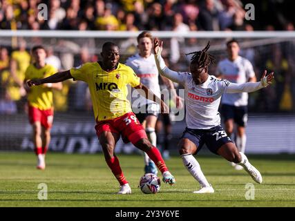 Edo Kayembe de Watford et Brandon Thomas-Asante de Coventry City en action lors du Sky Bet Championship match à Vicarage Road, Watford. Date de la photo : samedi 14 septembre 2024. Banque D'Images