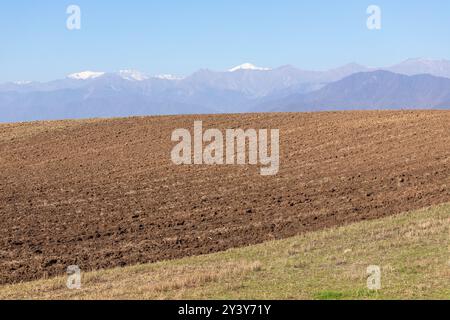 Champ fraîchement labouré dans de belles montagnes. Ismailly. Azerbaïdjan. Banque D'Images