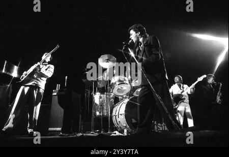 Le groupe de rock indépendant Kilburn et le concert live des High Roads Londres en janvier 1975 Banque D'Images