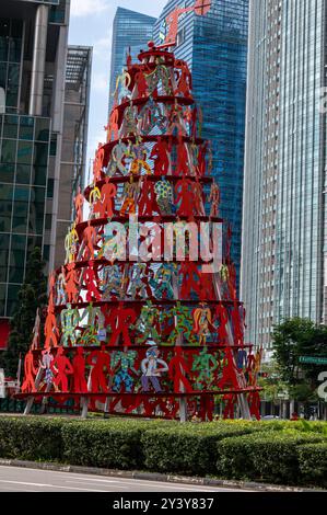 Une sculpture colorée de 18,35 mètres de haut en forme de cône de 175 figures en forme d'homme, intitulée ; «Momentum.» Il est le plus haut de Singapour, et a été créé par Banque D'Images