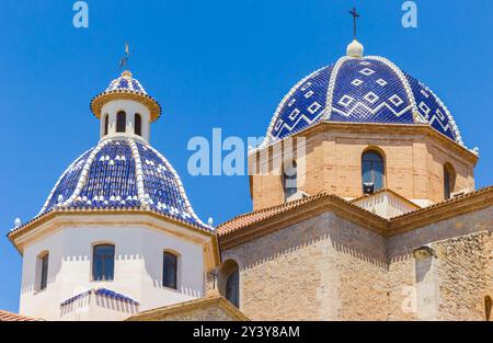 Tuiles de toit bleu vif sur les dômes de l'église à Altea, Espagne Banque D'Images