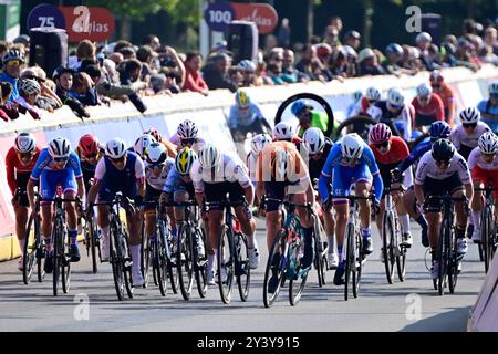 Hasselt, Belgique. 15 septembre 2024. Dutch Puck Langenbarg photographiée à la ligne d'arrivée de la Junior Road Race féminine au Championnat d'Europe 2024, à Hasselt, dimanche 15 septembre 2024. Les Championnats d'Europe sur route 2024 de l'UEC se dérouleront du 11 au 15 septembre à Limbourg, en Belgique. BELGA PHOTO DIRK WAEM crédit : Belga News Agency/Alamy Live News Banque D'Images