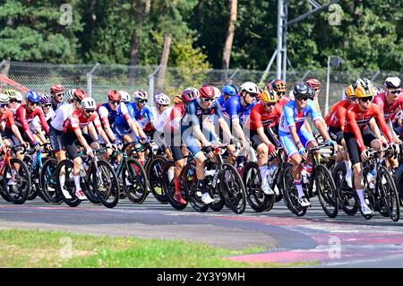 Hasselt, Belgique. 15 septembre 2024. Un pack de coureurs photographié lors de la course Elite sur route masculine au Championnat d'Europe 2024, à Hasselt, dimanche 15 septembre 2024. Les Championnats d'Europe sur route 2024 de l'UEC se dérouleront du 11 au 15 septembre à Limbourg, en Belgique. BELGA PHOTO DIRK WAEM crédit : Belga News Agency/Alamy Live News Banque D'Images