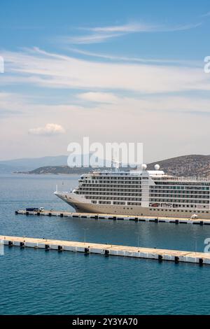 Le bateau de croisière est situé sur l'île de Kusadasi dans le port de Kusadasi, en Turquie Banque D'Images