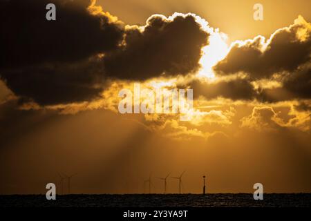 Lever de soleil d'été sur l'estuaire de la Tamise, Kent, Royaume-Uni Banque D'Images