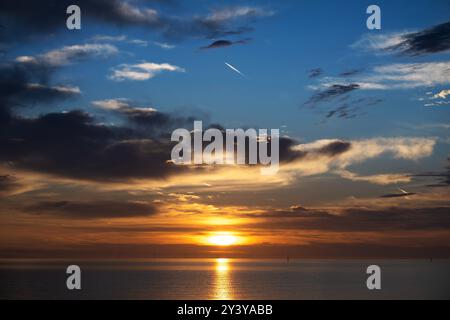 Lever de soleil d'été sur l'estuaire de la Tamise, Kent, Royaume-Uni Banque D'Images