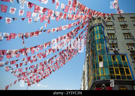 Ankara, Turquie - 13 juin 2022 : petits drapeaux du Parti du mouvement nationaliste (l'inscription sur le drapeau MHP) - est une extrême droite turque, ultranationali Banque D'Images