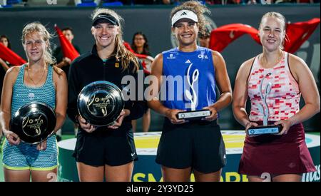 Monastir, Tunisie, 14 septembre 2024. Mayar Sherif, d'Égypte, Anna Blinkova, de Russie, Anastasia Zakharova, de Russie, et Alina Korneeva, de Russie, reçoivent leurs trophées après la finale des doubles femmes à l'Open de Jasmin. Le tournoi de tennis professionnel féminin a lieu au Magic Hotel Skanes de Monastir du 9 au 15 septembre 2024 à Monastir, en Tunisie Banque D'Images