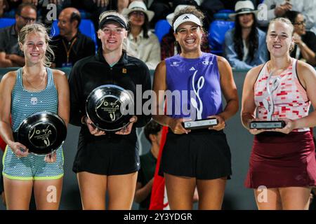 Monastir, Tunisie, 14 septembre 2024. Mayar Sherif, d'Égypte, Anna Blinkova, de Russie, Anastasia Zakharova, de Russie, et Alina Korneeva, de Russie, reçoivent leurs trophées après la finale des doubles femmes à l'Open de Jasmin. Le tournoi de tennis professionnel féminin a lieu au Magic Hotel Skanes de Monastir du 9 au 15 septembre 2024 à Monastir, en Tunisie Banque D'Images