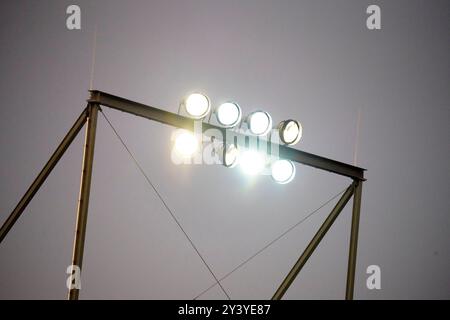 Regionaliga Sudwest, 13.09.2024 : Kickers Offenbach vs Stuttgarter Kickers, Offenbach Stadium Lights, Stadion am Bieberer Berg. Banque D'Images