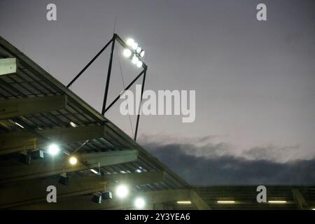 Regionaliga Sudwest, 13.09.2024 : Kickers Offenbach vs Stuttgarter Kickers, Offenbach Stadium Lights, Stadion am Bieberer Berg. Banque D'Images