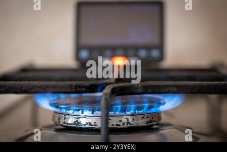 Un concept de consommation d'énergie et de coût avec un compteur d'énergie intelligent à proximité d'une cuisinière à gaz. Banque D'Images