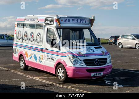 classic uk rose mercedes mr whippy glacière van garé par la mer northumberland uk Banque D'Images