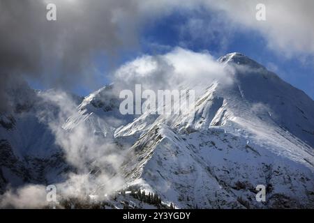 Oberstdorf, Allemagne. 15 septembre 2024. Les sommets des Alpes de Allgäu sont recouverts de neige. Il a neigé exceptionnellement abondamment pendant la période de l'année dans les Alpes bavaroises. Crédit : Karl-Josef Hildenbrand/dpa/Alamy Live News Banque D'Images