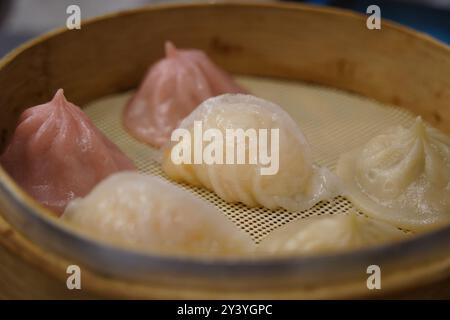 boulettes cuites à la vapeur dans un panier en bambou, dim sum chinois Banque D'Images