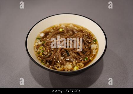 Nourriture japonaise, soba de sarrasin, servie dans un petit bol Banque D'Images