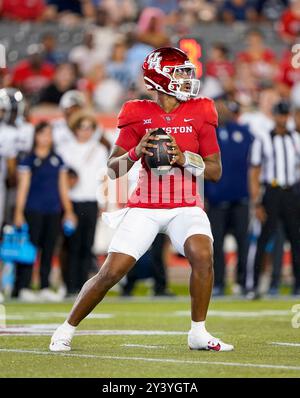 Houston, États-Unis. 14 septembre 2024. DONOVAN SMITH (1), le quarterback des Cougars de Houston, cherche à faire une passe pendant le match entre les Rice Owls et les Cougars de Houston le 14 septembre 2024 au stade TDECU de Houston, Texas. Les Cougars de Houston ont battu les Rice Owls 33-7. (Photo par : Jerome Hicks/Sipa USA) crédit : Sipa USA/Alamy Live News Banque D'Images