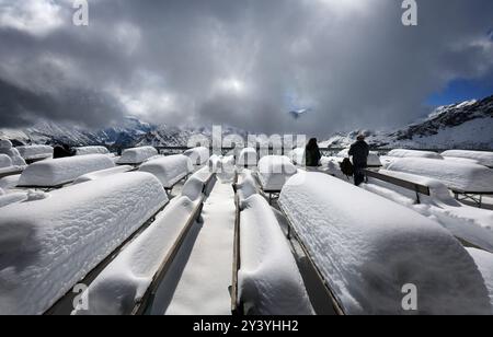 Oberstdorf, Allemagne. 15 septembre 2024. Les excursionnistes se tiennent autour d'un verre à la station intermédiaire sur le Fellhorn, à 1780 mètres d'altitude, entre bancs enneigés et tables devant le panorama des Alpes. Il a neigé une quantité inhabituellement importante pour la période de l'année dans les Alpes bavaroises. Crédit : Karl-Josef Hildenbrand/dpa/Alamy Live News Banque D'Images