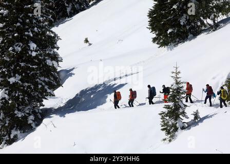 Oberstdorf, Allemagne. 15 septembre 2024. Un groupe de randonnées se promène dans le paysage enneigé de la station intermédiaire de Fellhorn, à 1780 mètres d'altitude. Il a neigé exceptionnellement abondamment pendant la période de l'année dans les Alpes bavaroises. Crédit : Karl-Josef Hildenbrand/dpa/Alamy Live News Banque D'Images