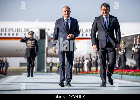 Samarcande, Ouzbékistan. 15 septembre 2024. Le chancelier fédéral Olaf Scholz (M, SPD) est accueilli à l'aéroport par Abdulla Aripov, premier ministre d'Ouzbékistan. Scholz visite pour la première fois deux des cinq anciennes républiques soviétiques d'Asie centrale, l'Ouzbékistan et le Kazakhstan. Son premier arrêt est la ville oasis ouzbèke vieille de plus de 2 500 ans de Samarcande sur la route de la soie. Crédit : Michael Kappeler/dpa/Alamy Live News Banque D'Images