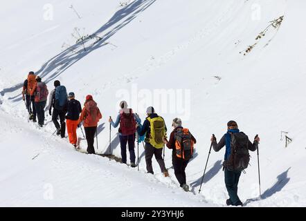 Oberstdorf, Allemagne. 15 septembre 2024. Un groupe de randonnées se promène dans le paysage enneigé de la station intermédiaire de Fellhorn, à 1780 mètres d'altitude. Il a neigé exceptionnellement abondamment pendant la période de l'année dans les Alpes bavaroises. Crédit : Karl-Josef Hildenbrand/dpa/Alamy Live News Banque D'Images