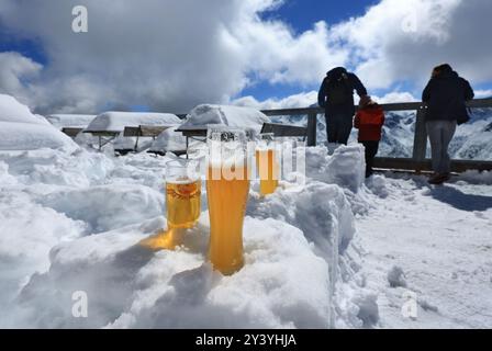 Oberstdorf, Allemagne. 15 septembre 2024. Des verres de bière se tiennent dans la neige à la station intermédiaire de Fellhorn, à 1780 mètres d'altitude. Il a neigé exceptionnellement abondamment pendant la période de l'année dans les Alpes bavaroises. Crédit : Karl-Josef Hildenbrand/dpa/Alamy Live News Banque D'Images