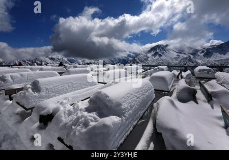 Oberstdorf, Allemagne. 15 septembre 2024. Les excursionnistes se tiennent entre des bancs enneigés et des tables à la station intermédiaire de Fellhorn, à 1780 mètres d’altitude, devant une vue panoramique sur les Alpes. Il a neigé une quantité inhabituellement importante pour la période de l'année dans les Alpes bavaroises. Crédit : Karl-Josef Hildenbrand/dpa/Alamy Live News Banque D'Images