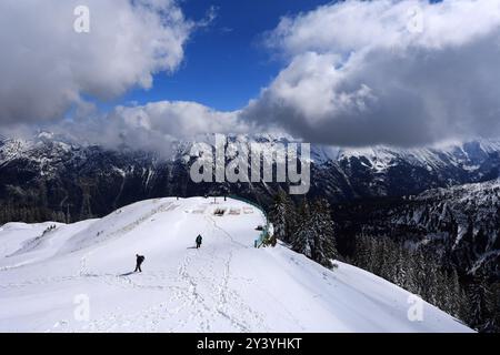 Oberstdorf, Allemagne. 15 septembre 2024. Les excursionnistes traversent le paysage enneigé à la station intermédiaire de Fellhorn, haute de 1780 mètres. Il a neigé une quantité inhabituellement importante pour la période de l'année dans les Alpes bavaroises. Crédit : Karl-Josef Hildenbrand/dpa/Alamy Live News Banque D'Images